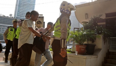 Dua orang tersangka penjambret dan pencopet digiring menuju Polsek Menteng usai ditangkap di Pos Polisi Bundaran HI, Jakarta, 3 Mei 2017. TEMPO/Amston Probel