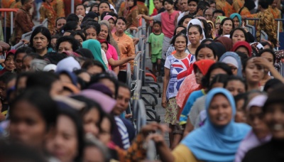 Warga mengantre untuk mendapatkan paket sembako saat kegiatan pembagian sembako dari Presiden Joko Widodo di Solo, Jawa Tengah, 26 Juni 2017. ANTARA FOTO