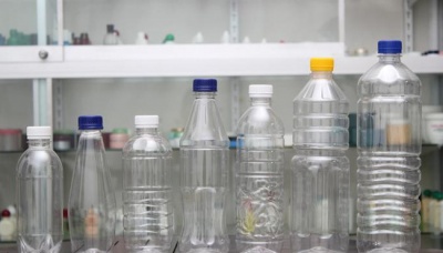 Ilustrasi isi ulang minuman botol plastik. Livescience