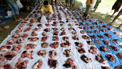 Panitia mempersiapkan potongan daging dari hewan kurban di Desa Ulee Lheu, Banda Aceh, Aceh, 1 September 2017. Data Dinas Peternakan dan Kesehatan Hewan provinsi Aceh mencatat jumlah hewan kurban di 23 kabupaten/kota sejumlah 18.901 ekor sapi, 3.603 ekor kerbau dan 23.030 ekor kambing dikurbankan pada Iduladha 2017. ANTARA/Irwansyah Putra