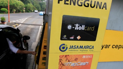 Pengendara mobil melakukan pembayaran nontunai menggunakan kartu uang elektronik ataue-toll di Gerbang tol RAMP Taman Mini 2,  Jakarta, 7 September 2017. Mulai Oktober 2017 pemerintah mengharuskan pengguna tol membayar secara non tunai menggunakan transaksi elektronik dengan kartu E-Toll. TEMPO/Subekti.