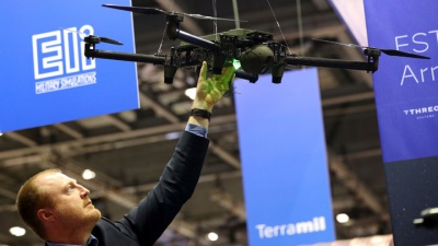 Seorang sales memegang drone ELIX-XL yang dipamerkan dalam acara the Defence and Security Equipment International di London, Inggris, 12 September 2017. REUTERS/Hannah McKay