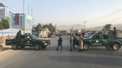 Sejumlah petugas memblokir jalan menuju lokasi ledakan bom bunuh diri di dekat stadion kriket utama di Kabul, Afganistan, 13 September 2017. REUTERS/Mohammad Ismail