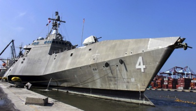 Tampak luar Kapal perang USS Coronado (LCS-4) bersandar di Pelabuhan Tanjung Priok, Jakarta, 14 September 2017. Coronado merupakan kapal perang yang memiliki daya angkut beban seberat 2.300 ton untuk muatan ringan dan 3.100 untuk muatan penuh. TEMPO/Ilham Fikri