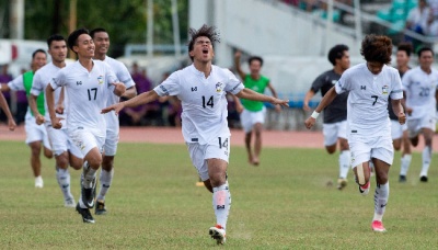 Selebrasi pemain Thailand Chokanan Saima-In (tengah) setelah timnya memenangkan pertandingan semifinal AFF U18 melawan Indonesia di Yangon, Myanmar, 15 September 2017. Babak kedua berakhir 0-0, dan tidak berubah setelah perpanjangan waktu. AFP/Ye Aung THU