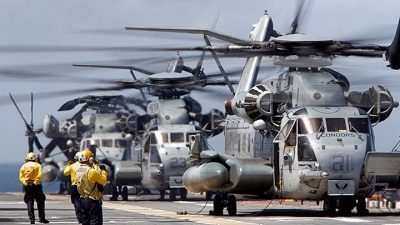 Helikopter CH-53 Super Stallion bersiap lepas landas dari kapal USS Kearsarge, untuk mengevakuasi anggota marinir Amerika Serikat dari Pulau Virgin, Laut Karibia, 17 September 2017. Evakuasi dilakukan sebelum Badai Maria datang. REUTERS/Jonathan Drake