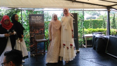 Model mengenakan rancangan busana muslim dari Anggia Mawardi di bawah brand Anggia Handmade yang akan ia tampilkan pada Dubai Modest Fashion Week 2017 di Jakarta, 19 September 2017. TEMPO/Tsarina Maharani.