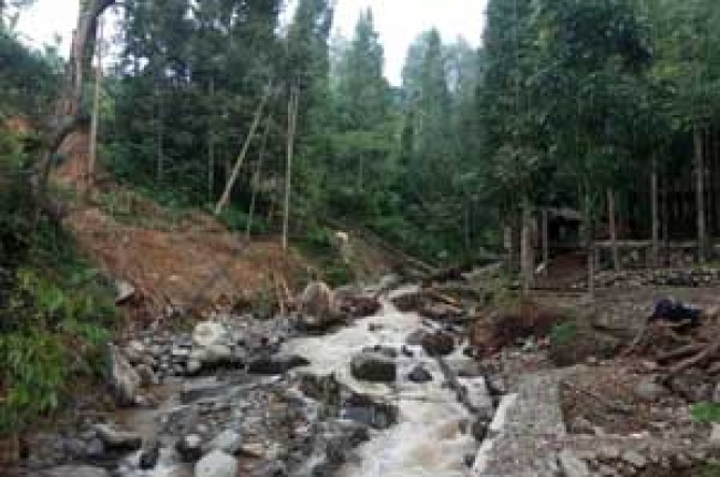 Banjir Bandang Lumpuhkan Kawasan Wisata Citamiang Metro