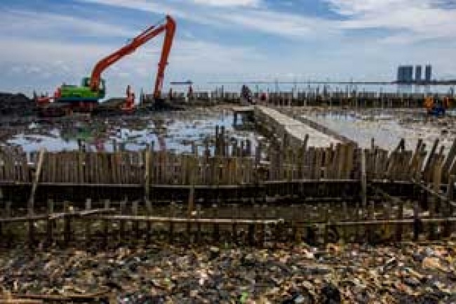 Anies Jaring Di Sungai Cegah Sampah Di Teluk Jakarta Metro Koran