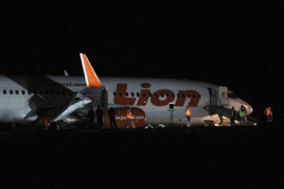 Pesawat Lion Air tergelincir di Bandar Udara Djalaluddin, Gorontalo, kemarin sore.