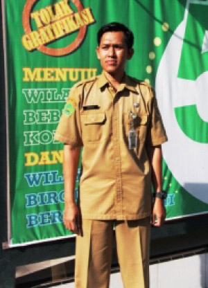 PENGHULU muda Kantor Urusan Agama (KUA) Kecamatan Trucuk, Klaten, Jawa Tengah, ini mendapat penghargaan dari Kementerian Agama karena rajin melaporkan gratifikasi ke Komisi Pemberantasan Korupsi, Senin pekan lalu.