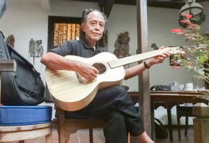 Seniman Endo Suanda berkreasi membuat pelbagai instrumen berbahan bambu, dari gitar, kecapi, gendang, hingga beduk.